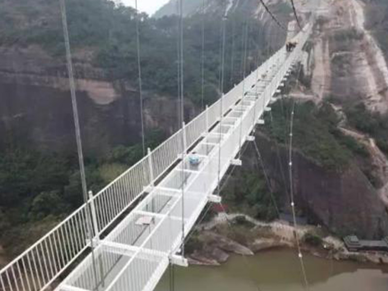 玻璃吊橋受到外國人質(zhì)疑，不遠(yuǎn)萬里來砸橋，結(jié)局讓人很無奈
